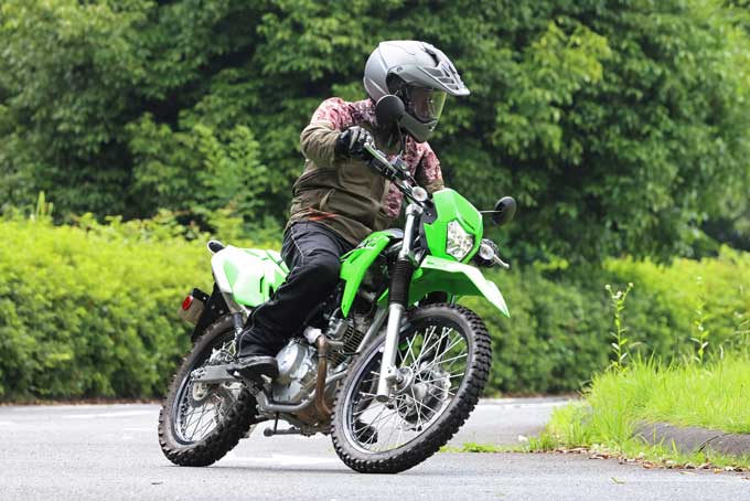 【カワサキ KLX230 試乗記】低めのシートでオンもオフも楽しめる！ ユースフルでフレンドリーなモデルの06画像