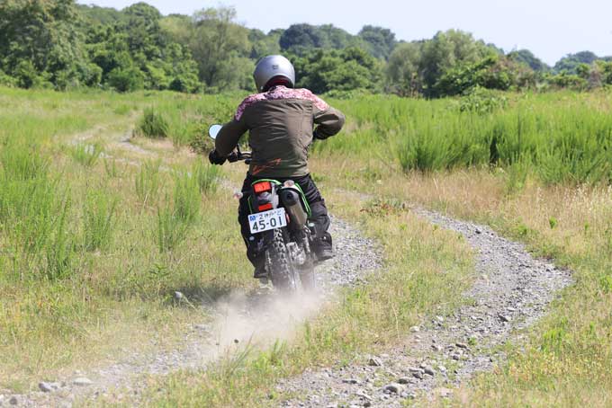 【カワサキ KLX230 試乗記】低めのシートでオンもオフも楽しめる！ ユースフルでフレンドリーなモデルの07画像