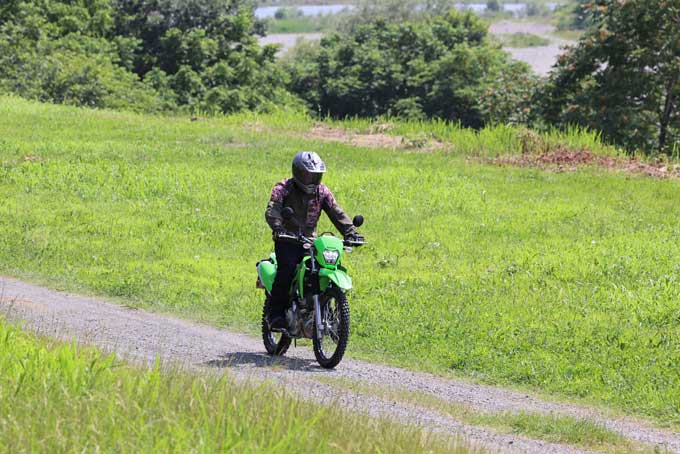 【カワサキ KLX230 試乗記】低めのシートでオンもオフも楽しめる！ ユースフルでフレンドリーなモデルの11画像