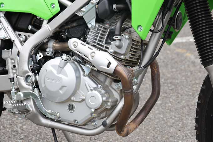 【カワサキ KLX230S 試乗記】低めのシートでオンもオフも楽しめる！ ユースフルでフレンドリーなモデルの16画像