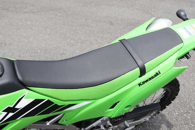 【カワサキ KLX230S 試乗記】低めのシートでオンもオフも楽しめる！ ユースフルでフレンドリーなモデルの17画像