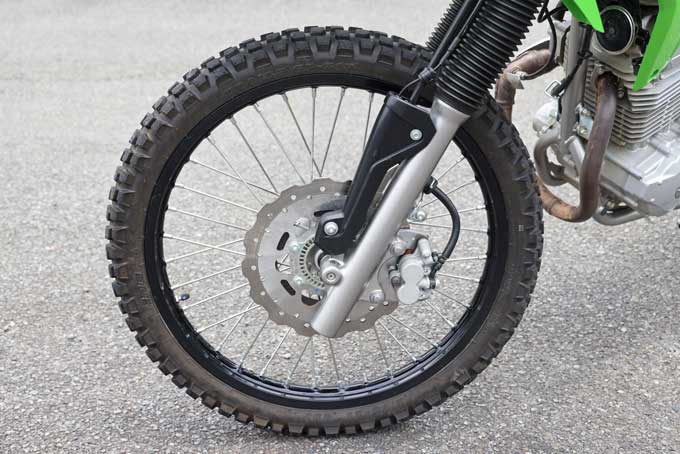 【カワサキ KLX230S 試乗記】低めのシートでオンもオフも楽しめる！ ユースフルでフレンドリーなモデルの24画像