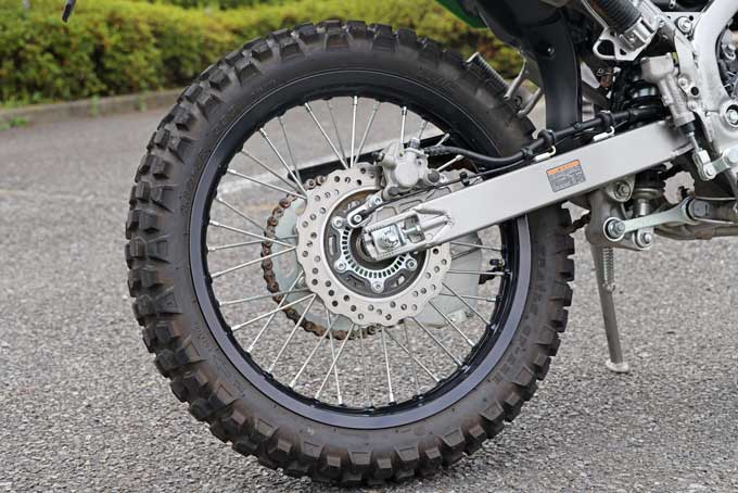 【カワサキ KLX230S 試乗記】低めのシートでオンもオフも楽しめる！ ユースフルでフレンドリーなモデルの25画像