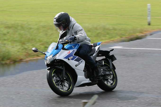 独断と偏見で2車を比較!! バイクブロス的ガチンコライバル対決！ スズキ・GSX250R VS スズキ・ジクサーSF250編 21画像