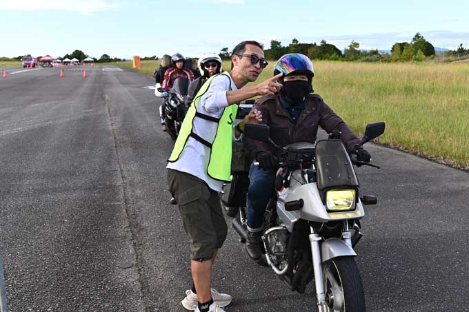 滑走路を愛車で走れる！　バイク専用SNS『モトクル』主催のバイクミーティングイベント「モトクル DAY 2025」 画像01