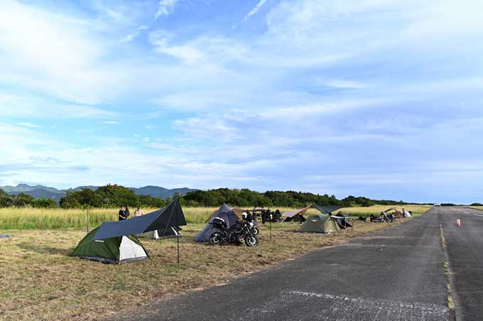 滑走路を愛車で走れる！　バイク専用SNS『モトクル』主催のバイクミーティングイベント「モトクル DAY 2025」 画像05