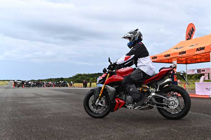 滑走路を愛車で走れる！　バイク専用SNS『モトクル』主催のバイクミーティングイベント「モトクル DAY 2025」 画像18