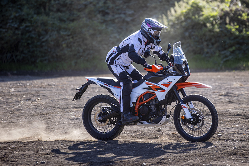KTM 390 アドベンチャー R 試乗記】軽さとハイパワーが同居するライト