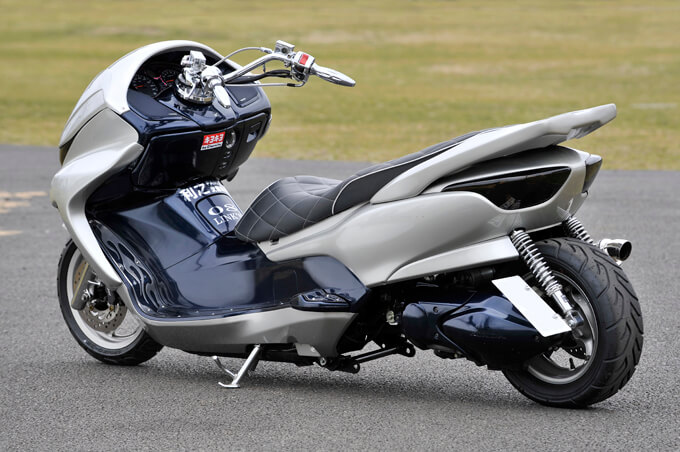 【カスタムアーカイブ】一体式フラットシートが斬新なフォルツァ　02画像