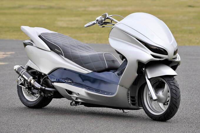 【カスタムアーカイブ】一体式フラットシートが斬新なフォルツァ　メイン画像