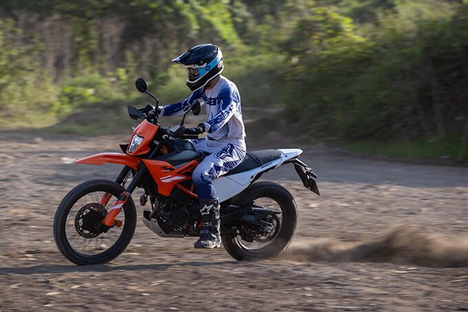 KTM 390 ǥ塼 R 赭۷ڤȰ䤹ǡƻڤ