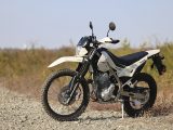 【カワサキ KLX230シェルパS 試乗記】シート高をさらに低く！　誰にでも扱いやすい“トコトコ系”オフロードモデル!!