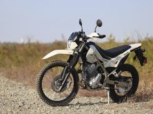 【カワサキ KLX230シェルパS 試乗記】シート高をさらに低く！　誰にでも扱いやすい“トコトコ系”オフロードモデル!!