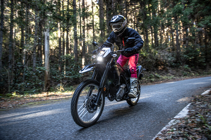 【ヤマハ WR125R 試乗記】25年ぶりの復活、125ccフルサイズトレールの真価とはの04画像