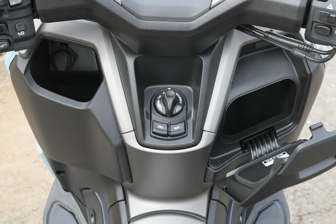 【ヤマハ NMAX155 試乗記】シフト操作で叶える超爽快感 17画像