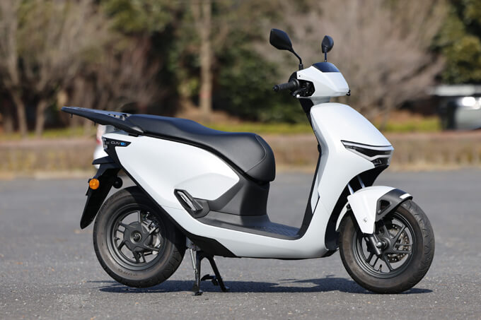 【ホンダ CUV e: 試乗記】2人乗りもOK！ 日常でしっかり使える実用的な原付2種EVスクーター　02画像