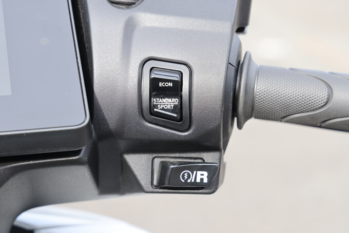 【ホンダ CUV e: 試乗記】2人乗りもOK！ 日常でしっかり使える実用的な原付2種EVスクーター　14画像