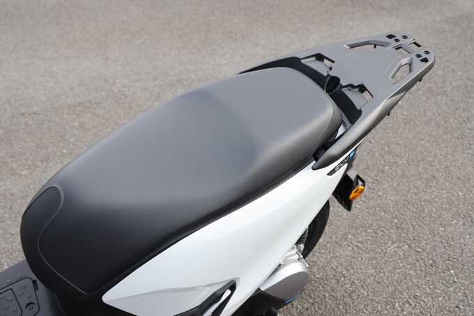 【ホンダ CUV e: 試乗記】2人乗りもOK！ 日常でしっかり使える実用的な原付2種EVスクーター　19画像