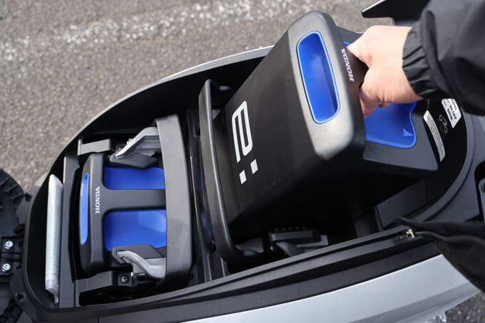 【ホンダ CUV e: 試乗記】2人乗りもOK！ 日常でしっかり使える実用的な原付2種EVスクーター　20画像