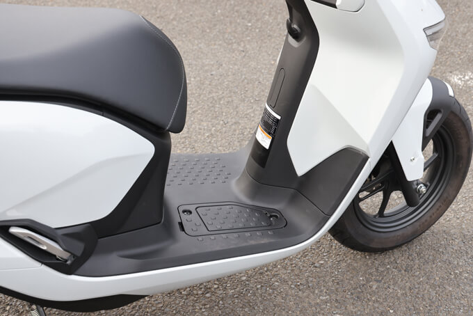 【ホンダ CUV e: 試乗記】2人乗りもOK！ 日常でしっかり使える実用的な原付2種EVスクーター　22画像