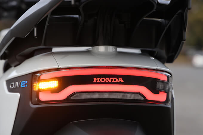 【ホンダ CUV e: 試乗記】2人乗りもOK！ 日常でしっかり使える実用的な原付2種EVスクーター　28画像