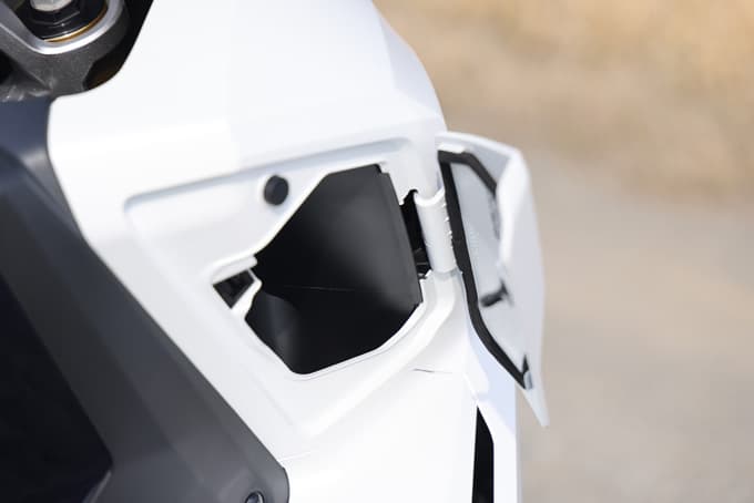 【ホンダ X-ADV 試乗記】パッと見はスクーターだがフラットダートも楽々こなす実力派!! 17画像