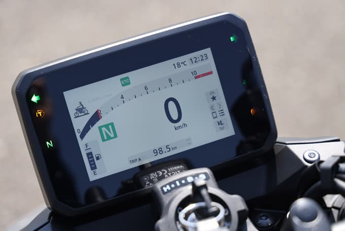 【ホンダ CB750ホーネット E-Clutch 試乗記】左手操作から解放されたミドルスポーツは さらなる万能マシンへと進化　12画像