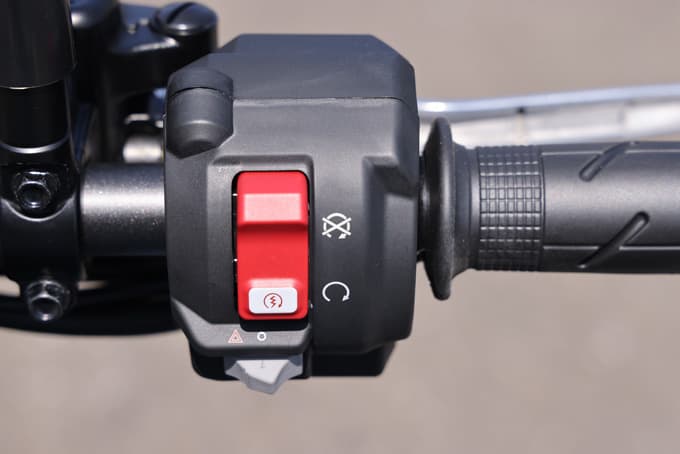 【ホンダ CB750ホーネット E-Clutch 試乗記】左手操作から解放されたミドルスポーツは さらなる万能マシンへと進化　14画像