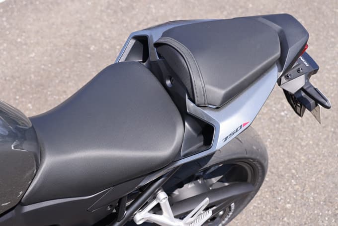 【ホンダ CB750ホーネット E-Clutch 試乗記】左手操作から解放されたミドルスポーツは さらなる万能マシンへと進化　17画像