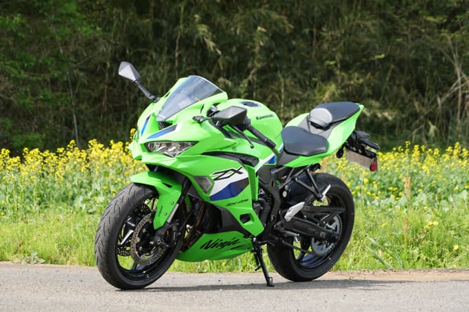 【カワサキ ニンジャZX-4RR 試乗記】国産４気筒エンジン復権の起点 ビッグバイクキラーの出力解放戦線！ 02画像