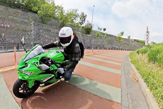 【カワサキ ニンジャZX-4RR 試乗記】国産４気筒エンジン復権の起点 ビッグバイクキラーの出力解放戦線！ 03画像