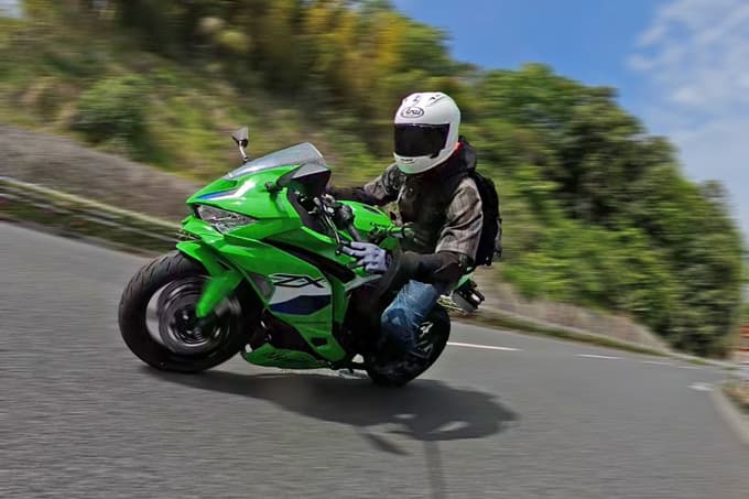 【カワサキ ニンジャZX-4RR 試乗記】国産４気筒エンジン復権の起点 ビッグバイクキラーの出力解放戦線！ 08画像