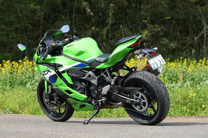 【カワサキ ニンジャZX-4RR 試乗記】国産４気筒エンジン復権の起点 ビッグバイクキラーの出力解放戦線！ 11画像