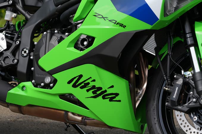 【カワサキ ニンジャZX-4RR 試乗記】国産４気筒エンジン復権の起点 ビッグバイクキラーの出力解放戦線！ 12画像
