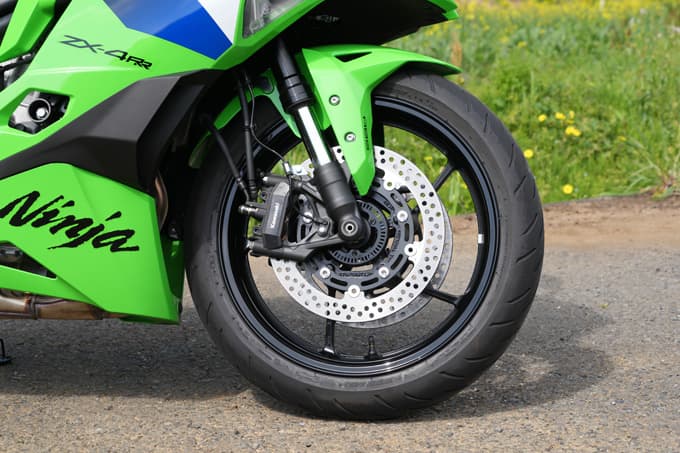 【カワサキ ニンジャZX-4RR 試乗記】国産４気筒エンジン復権の起点 ビッグバイクキラーの出力解放戦線！ 13画像