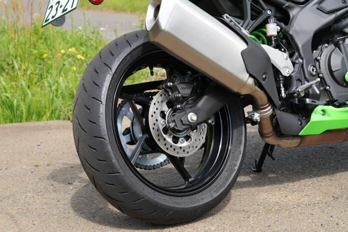 【カワサキ ニンジャZX-4RR 試乗記】国産４気筒エンジン復権の起点 ビッグバイクキラーの出力解放戦線！ 15画像
