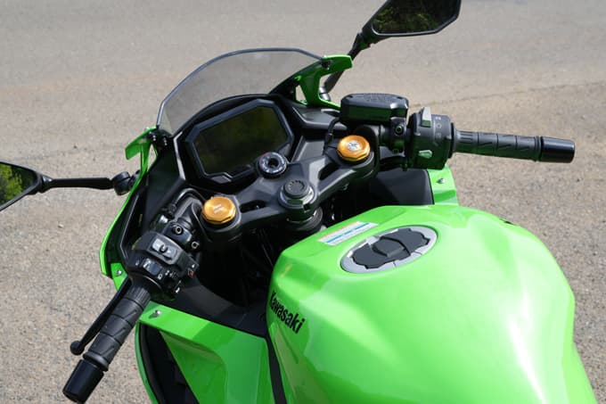 【カワサキ ニンジャZX-4RR 試乗記】国産４気筒エンジン復権の起点 ビッグバイクキラーの出力解放戦線！ 16画像