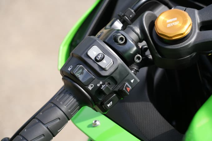 【カワサキ ニンジャZX-4RR 試乗記】国産４気筒エンジン復権の起点 ビッグバイクキラーの出力解放戦線！ 17画像