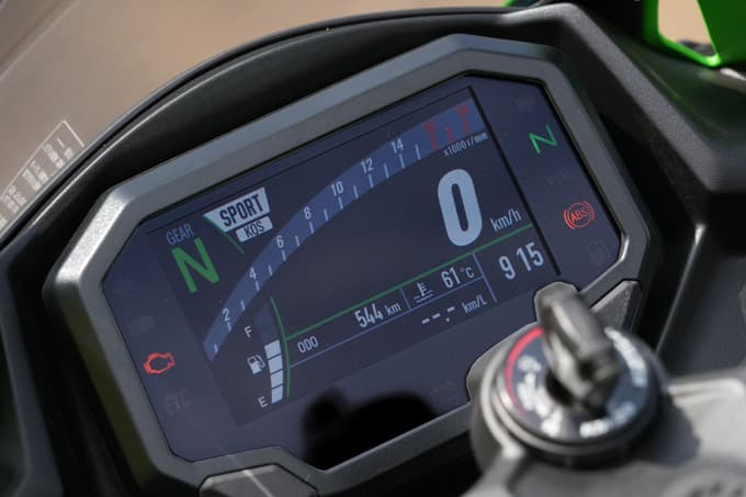 【カワサキ ニンジャZX-4RR 試乗記】国産４気筒エンジン復権の起点 ビッグバイクキラーの出力解放戦線！ 21画像