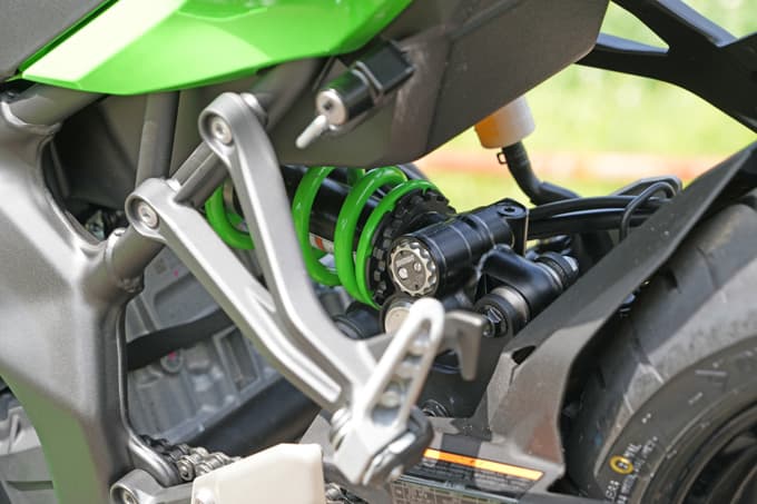 【カワサキ ニンジャZX-4RR 試乗記】国産４気筒エンジン復権の起点 ビッグバイクキラーの出力解放戦線！ 22画像