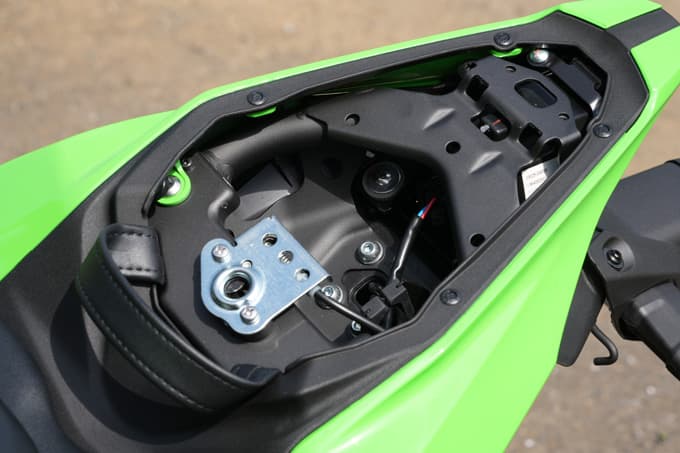 【カワサキ ニンジャZX-4RR 試乗記】国産４気筒エンジン復権の起点 ビッグバイクキラーの出力解放戦線！ 23画像