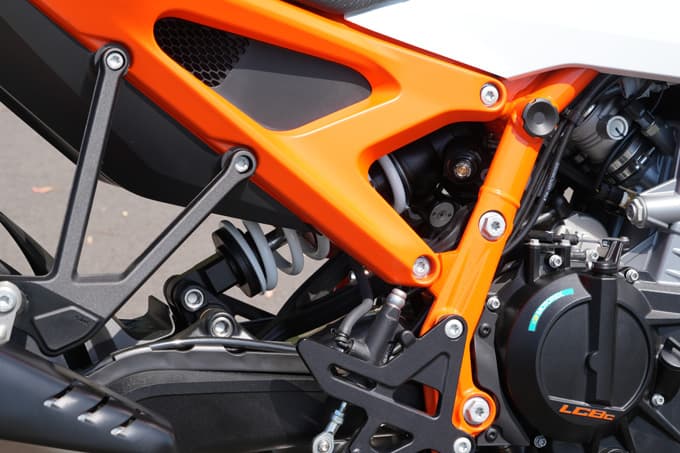 第11回JAIA輸入二輪車試乗会・展示会 KTM/ハスクバーナブースレポート 『990 DUKE R』ショートインプレあり!の画像16