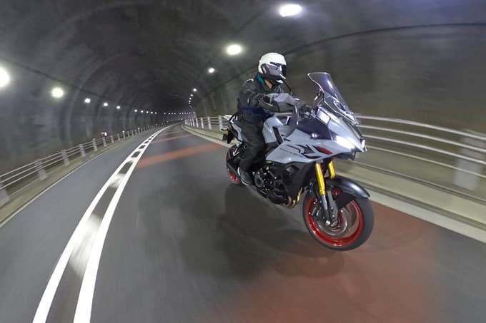 【スズキ GSX-S1000GX試乗記】“餃子”じゃないんだから、“ハネ”をつけただけで売れるなんてことは……。いや、そうではないのです！ 06画像