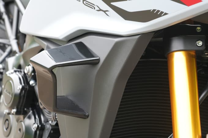 【スズキ GSX-S1000GX試乗記】“餃子”じゃないんだから、“ハネ”をつけただけで売れるなんてことは……。いや、そうではないのです！ 20画像