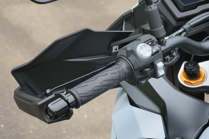 【スズキ GSX-S1000GX試乗記】“餃子”じゃないんだから、“ハネ”をつけただけで売れるなんてことは……。いや、そうではないのです！ 22画像