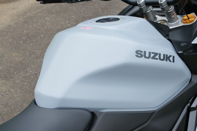 【スズキ GSX-S1000GX試乗記】“餃子”じゃないんだから、“ハネ”をつけただけで売れるなんてことは……。いや、そうではないのです！ 23画像