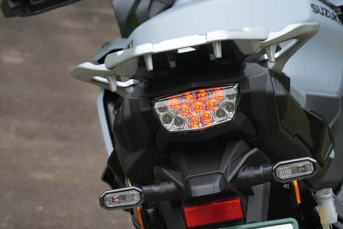 【スズキ GSX-S1000GX試乗記】“餃子”じゃないんだから、“ハネ”をつけただけで売れるなんてことは……。いや、そうではないのです！ 24画像