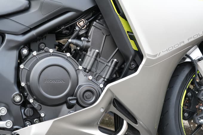 【ホンダ CBR400R FOUR E-Clutch 試乗記】ホンダが世に送るスポーツモデル『CBR』。それは“枠にはまらない”存在なのだ。 14画像