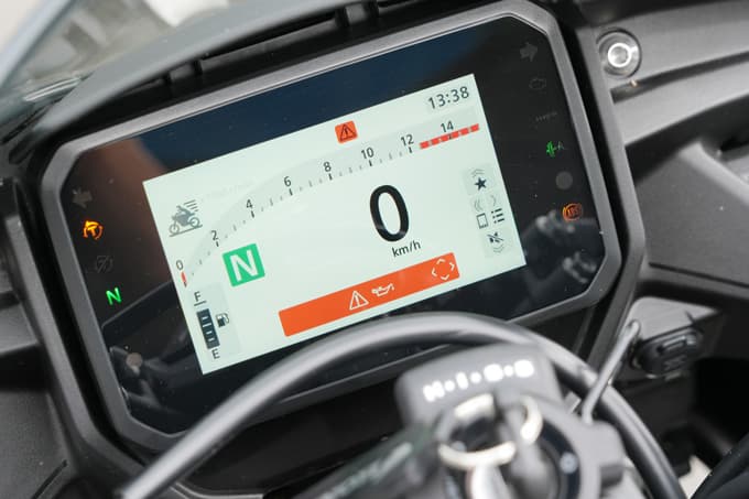 【ホンダ CBR400R FOUR E-Clutch 試乗記】ホンダが世に送るスポーツモデル『CBR』。それは“枠にはまらない”存在なのだ。 18画像