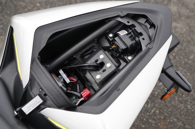 【ホンダ CBR400R FOUR E-Clutch 試乗記】ホンダが世に送るスポーツモデル『CBR』。それは“枠にはまらない”存在なのだ。 25画像